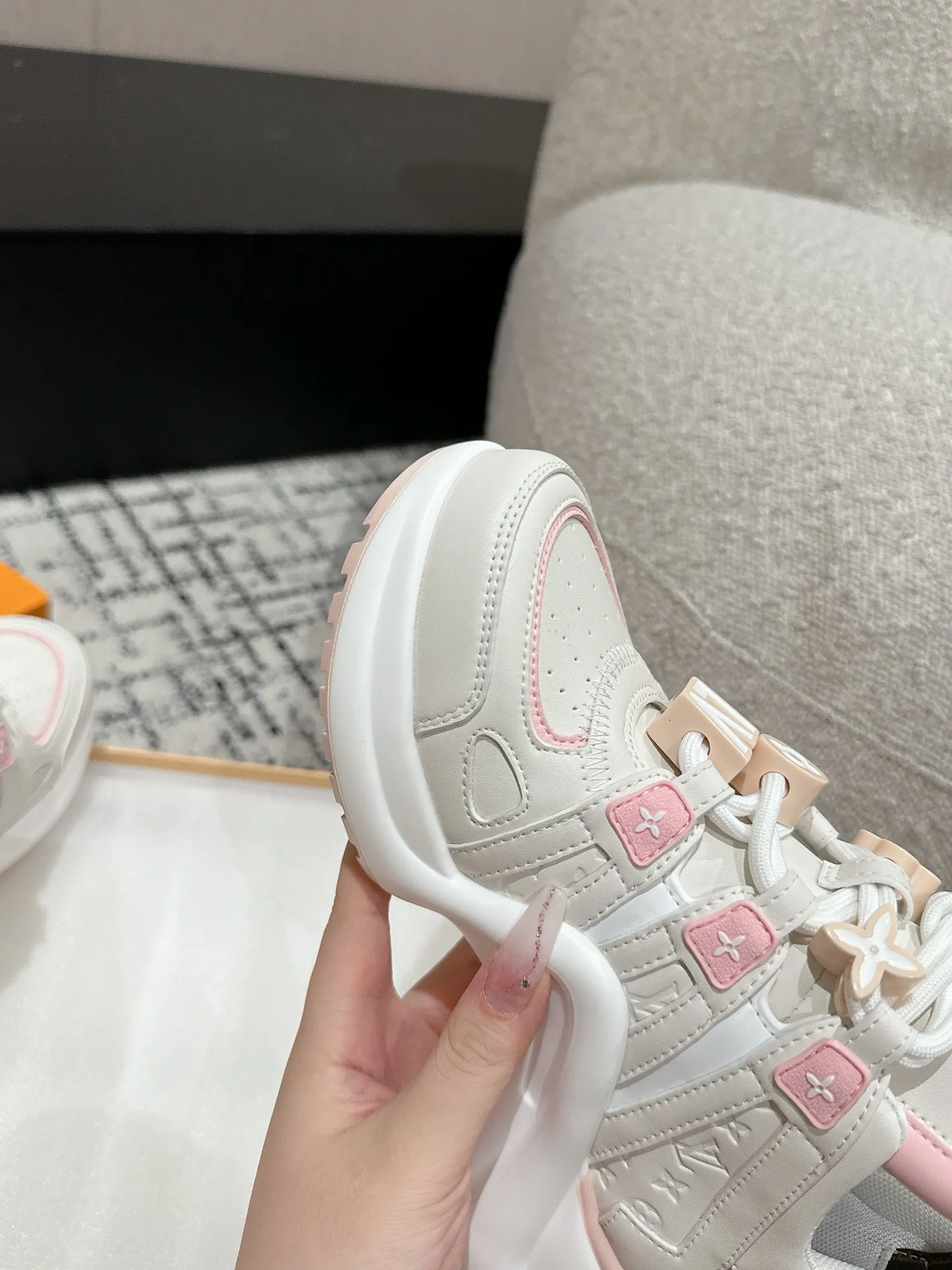 👟👟Ex-factory price 720👟👟 Top version Louis Vuiton·Louis Vuitton 24/ New Chinese Valentine's Day limited edition LV Archlight series arch sole dad shoes casual thick-soled lace-up sneakers Top version 🔝Buy the original version, develop and make goods👍🏻 This LV dad shoe features an eye-catching wavy sole and large tongue. It is equipped with a sporty super-elastic running shoe style rubber outsole, which is very eye-catching. It is also combined with a soft and elastic upper made of a variety of high-tech fabrics, making the upper foot comfortable and soft! ...